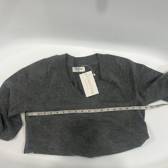 Luxeire Gray V-Neck Sweater NWT size M - Picture 5 of 7